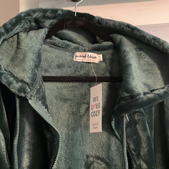 Closet clear out! - Picture 3 of 4